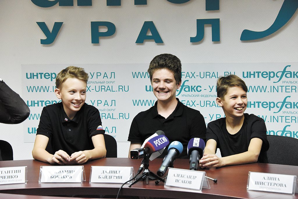 Саша Исаков, Даниил Байдерин, Вениамин Бобаков (слева направо) победили на Международном фестивале по робототехнике в Тайланде