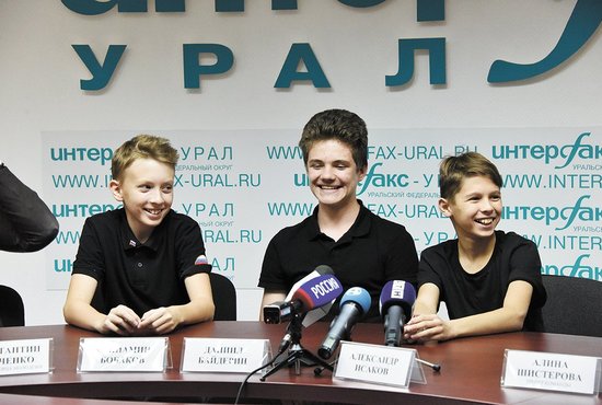 Саша Исаков, Даниил Байдерин, Вениамин Бобаков (слева направо) победили на Международном фестивале по робототехнике в Тайланде. Фото: Алексей Кунилов