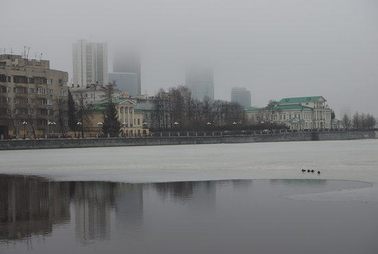 Новый год Екатеринбург готовится встречать в густом тумане. Фото: Александр Зайцев