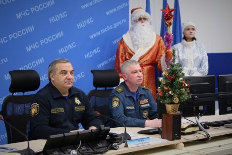 Глава МЧС России Владимир Пучков провёл селекторное совещание в первые минуты нового года.