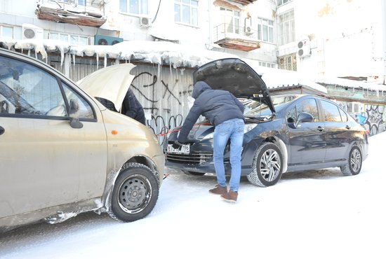Сильный мороз всегда становится нелёгким испытанием для автовладельцев. Фото: Павел Ворожцов