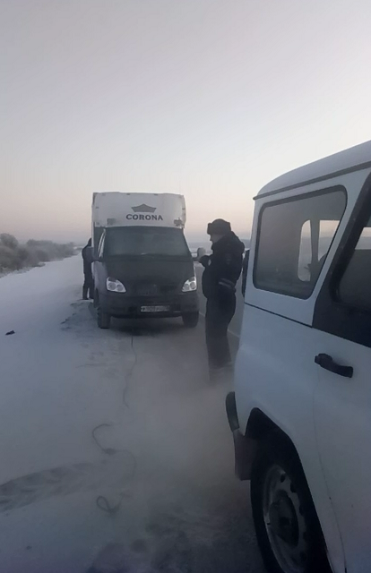 Сотрудники ГИБДД обнаружили замерзавших людей в сломанном автомобиле на свердловской трассе