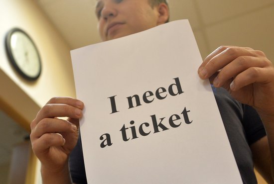Недобросовестные перекупщики могут активизироваться в связи с повышением спроса на билеты. Фото: Павел Ворожцов