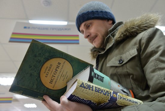Каждый месяц "Областная газета" будет представлять самые продаваемые книги в столице Урала. Фото: Павел Ворожцов.