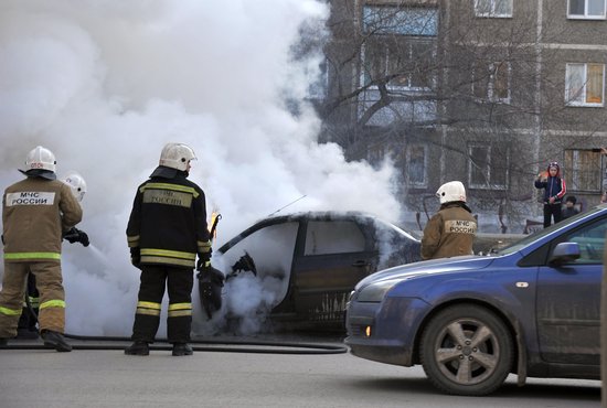Пожарные действовали оперативно, однако спасти все автомобили не удалось. Фото: Павел Ворожцов