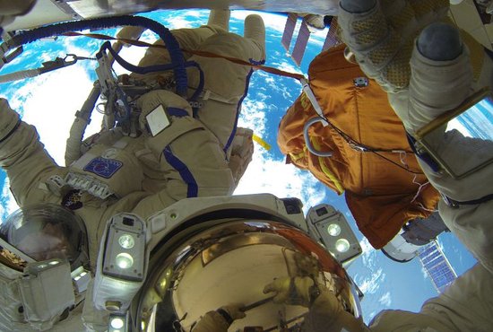 Российские космонавты провели вне МКС 8 часов 12 минут. Фото: Роскосмос