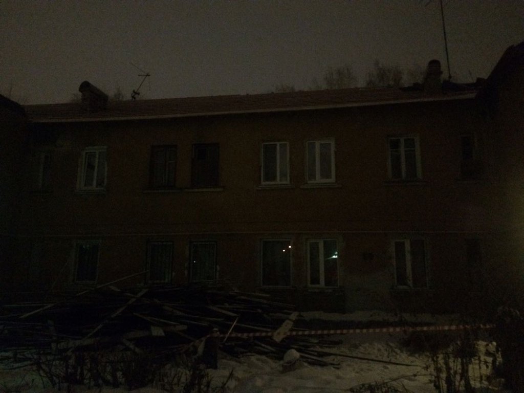 В жилом доме Екатеринбурга потолок обрушился на семью с двумя детьми