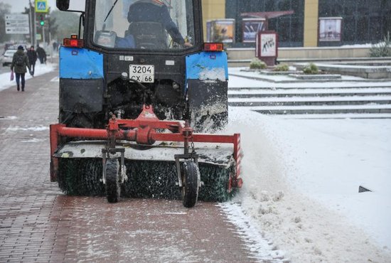 Екатеринбургские благоустроители убирают снег в круглосуточном режиме. Фото: Владимир Мартьянов