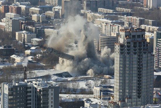Первый взрыв прогремел в 9:13 на высоте 70 метров. Фото:  Алексей Кунилов, Владимир Мартьянов
