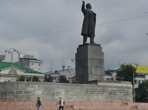 Банный день: в Екатеринбурге помоют городские памятники.