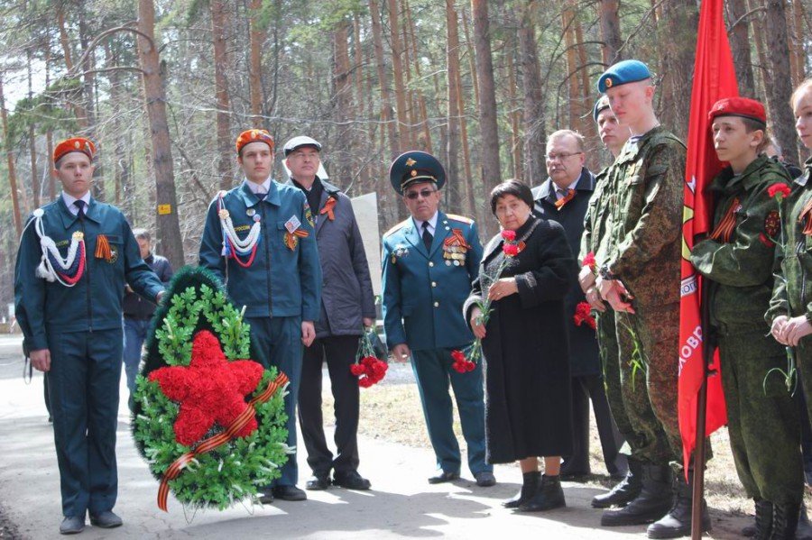Возложение цветов к могиле неизвестного солдата.