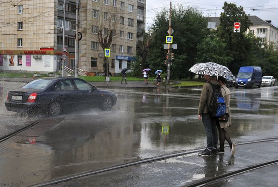 В День Победы екатеринбуржцам, возможно, придётся гулять под зонтами. Фото: Павел Ворожцов