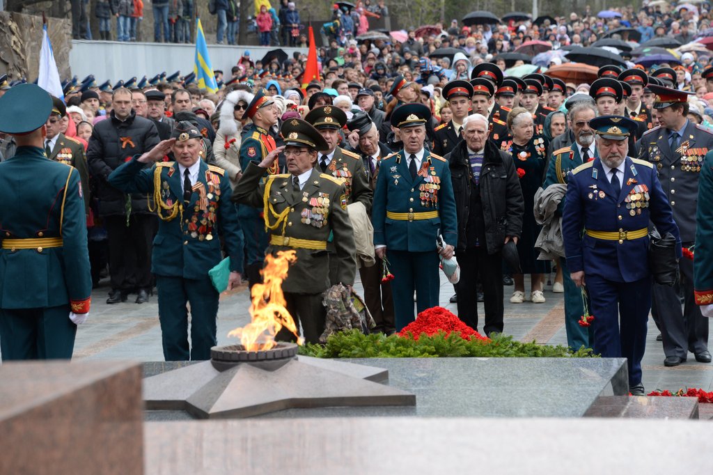 Церемония возложения цветов  к Вечному огню