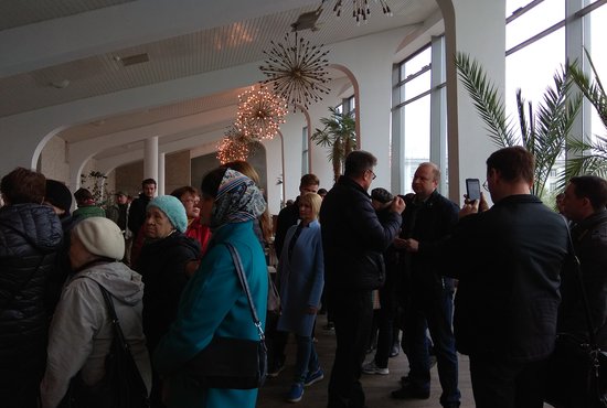 Объясняться с возмущенными голосующими Виктору Шептию пришлось прямо в очереди. Фото: Елизавета Мурашова