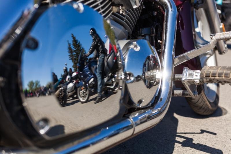Мотоцикл отражается в зеркале мотоцикла