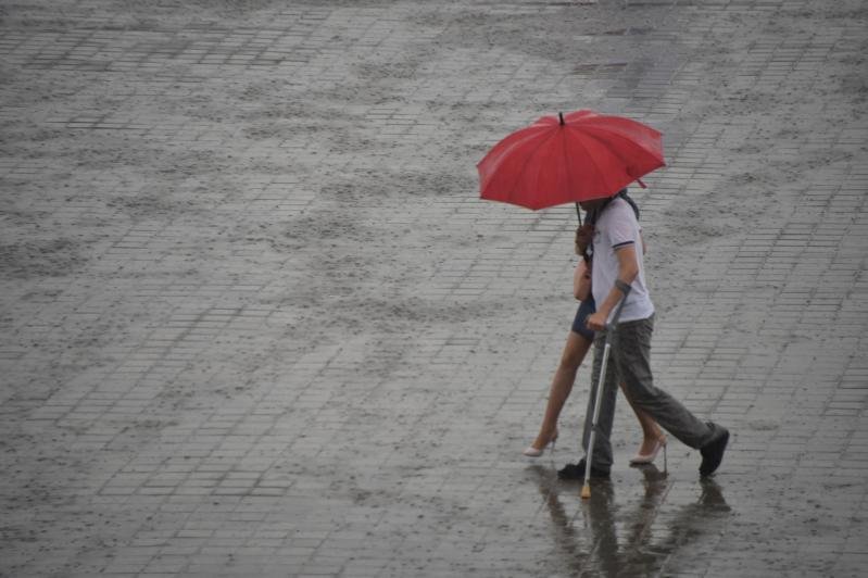 Люди под зонтом в дождь