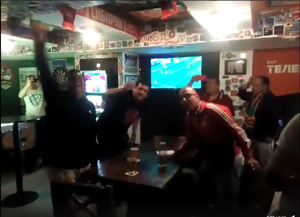 Болельщики сборной Перу смотрят футбол в одном из баров Екатеринбурга.