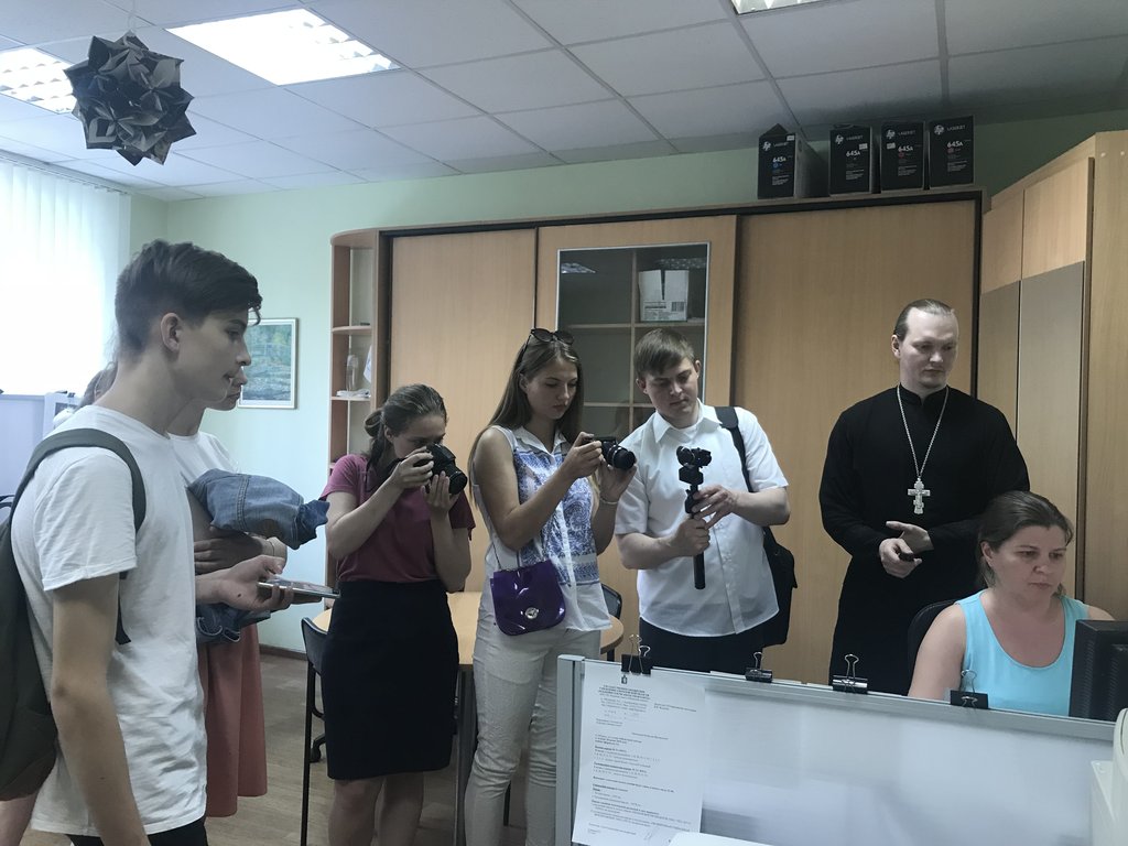 Блогеры православного интернет-канала побывали с экскурсией в редакции "ОГ" и посетили отдел вёрстки и дизайна газеты