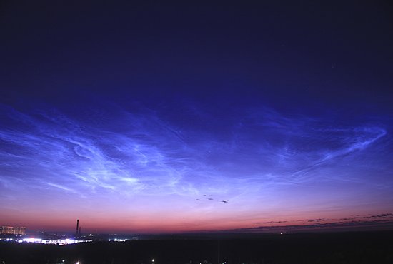 Серебристые облака являются самыми высокими облаками нашей планеты, которые появляются на высоте 76-85 км, почти в космосе. Фото: Владилен Санакоев