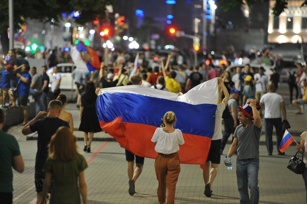 Болельщики отмечают победы сборной России на улицах Екатеринбурга