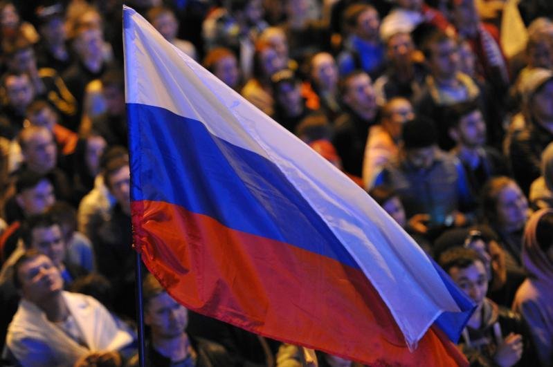 Болельщики держат российский флаг
