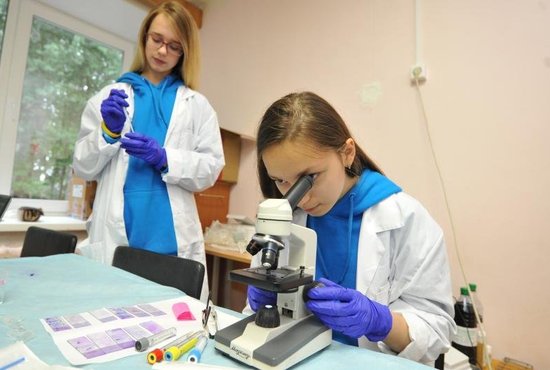 Специалисты отобрали пробы для лабораторных исследований, в том числе вода, смывы и материал окружающей среды. Фото: Павел Ворожцов