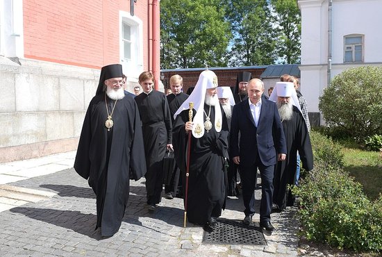 После богослужения Владимир Путин прогулялся по территории обители в сопровождении Патриарха. Фото: пресс-служба Кремля