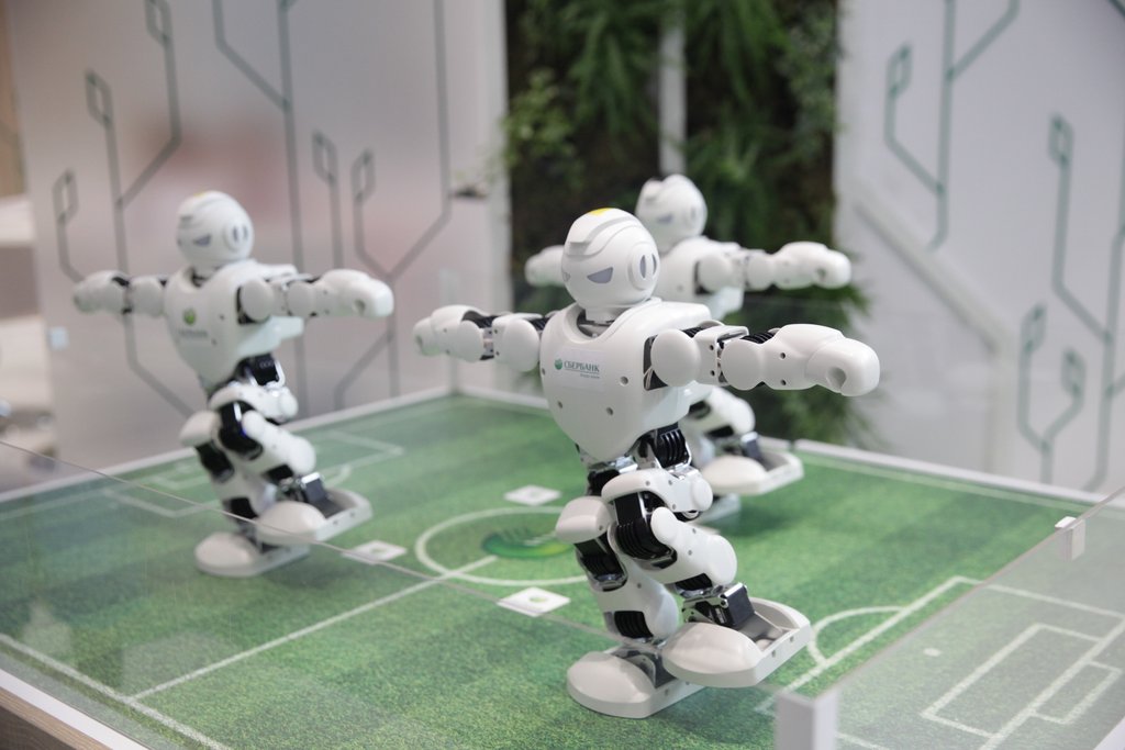 Человекоподобные роботы Alpha 1 Pro, получившие на выставке новое название – «Сберчики».