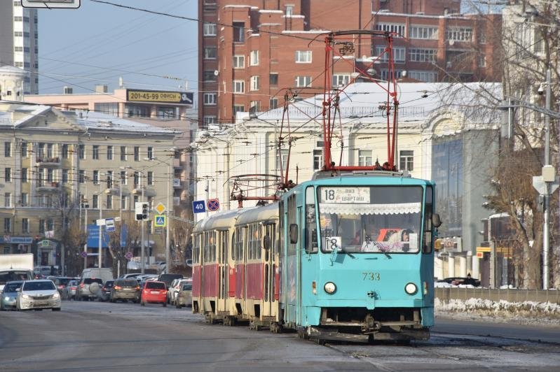 Трамвай едет по улицам Екатеринбурга
