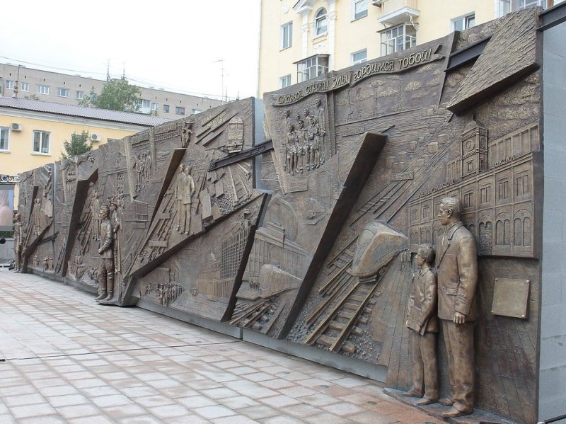 Памятник-барельеф  «Железные дороги в истории России».
