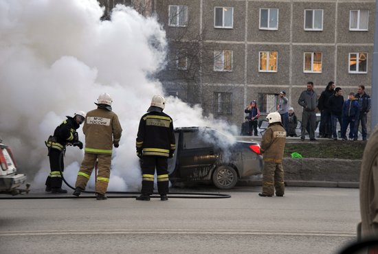 Один из автомобилей загорелся ранним утром. Фото: Павел Ворожцов