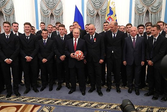 Государственных наград и почётных грамот удостоены 23 спортсмена и шесть тренеров. Фото: пресс-служба Кремля