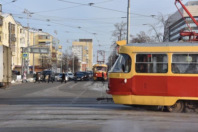 Трамвай едет по городу