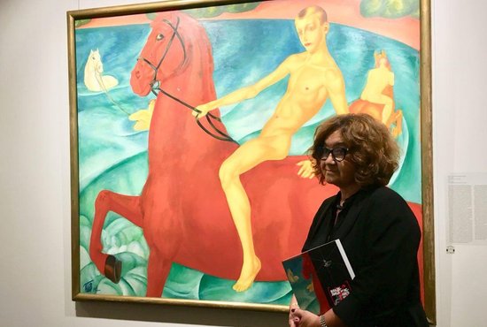 Зельфира Трегулова возле картины Петрова-Водкина «Купание красного коня». Фото: Яна Белоцерковская