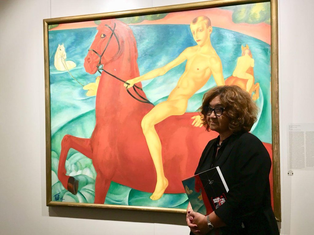 Зельфира Трегулова возле картины Петрова-Водкина «Купание красного коня»