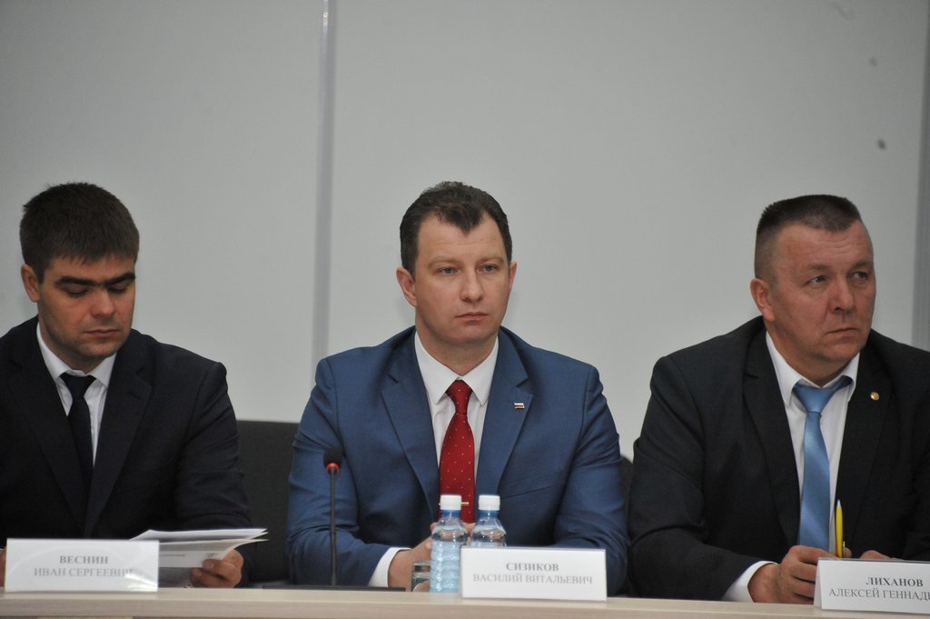Василий Сизиков (в центре) успел поработать в Тобольской и Верхотурской администрациях, был директором департамента в Тюменской области и замминистра в Свердловской.