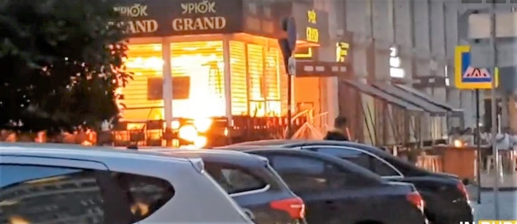 Горит летняя веранда кафе «GRAND Урюк». Фото: Инцидент Екатеринбург