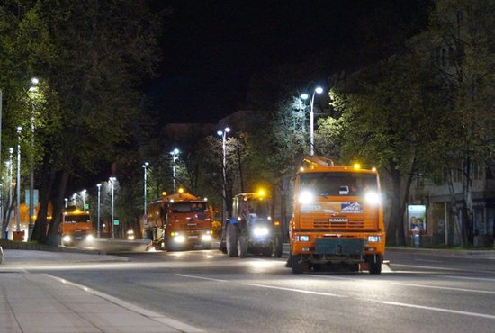 В  уборке улиц было задействовано 45 единиц техники и более 150 дорожных рабочих. Фото: пресс-служба мэрии Екатеринбурга