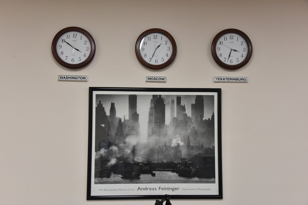 Часы, показывающее время в Москве, Вашингтоне и Екатеринбурге