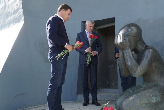 На Колыме «Маска скорби» установлена в 1996 году. Фото: департамент информполитики Свердловской области