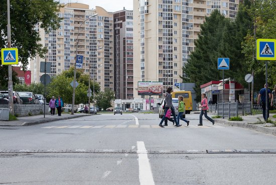 Общественники намерены добиться, чтобы дорога к школе стала максимально безопасной для детей. Фото: Александр Исаков