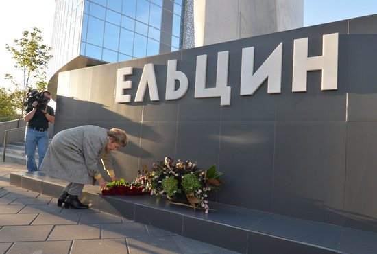 Наина Ельцина оставила у подножия монумента букет красных роз.Фото: Павел Ворожцов
