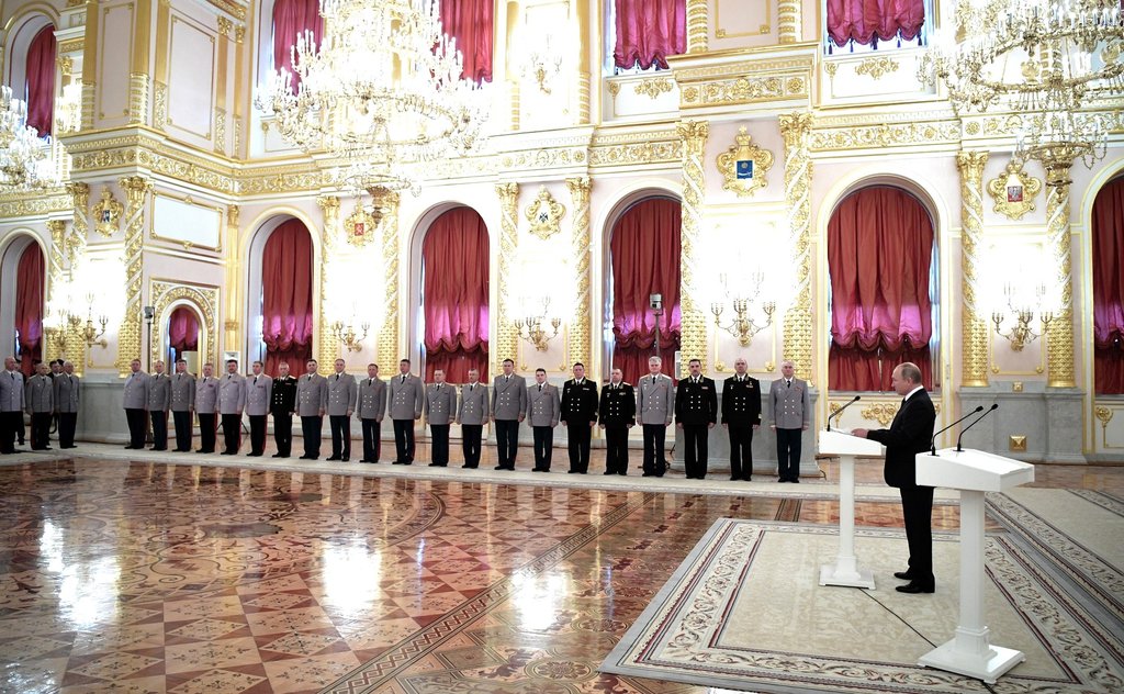 Владимир Путин и офицеры
