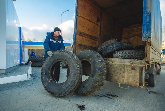 Екатеринбургские автолюбители сдали на утилизацию 4 тонны старых шин. Фото: пресс-служба организаторов акции