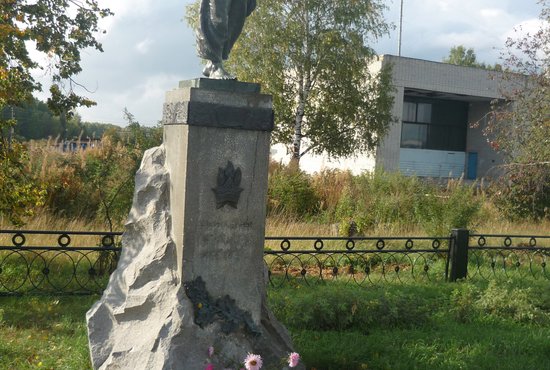 Памятник Павлику Морозову в центре Герасимовки. Он стоит на могиле Павлика и Фёдора. Фото: Александр Шорин
