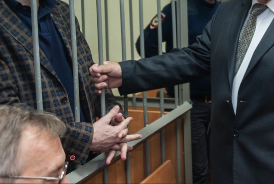 Авторы законопроекта указывают, что помещённый в конструкцию участник суда изолирован от судебного заседания. Фото: Александр Исаков