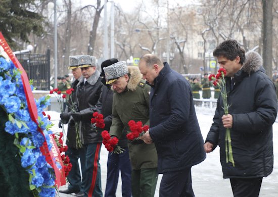 Возложение цветов к памятнику Жукову