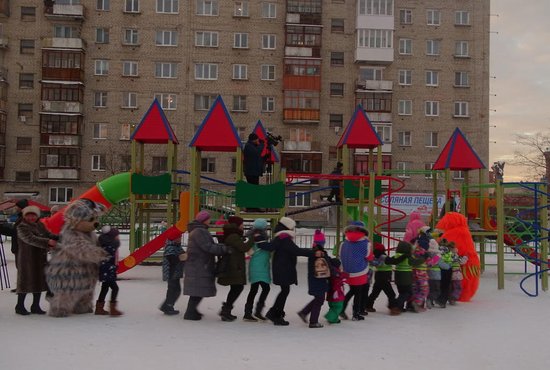 Во дворе построили детские игровые зоны и спортивные площадки. Фото: пресс-служба администрации Асбестовского ГО