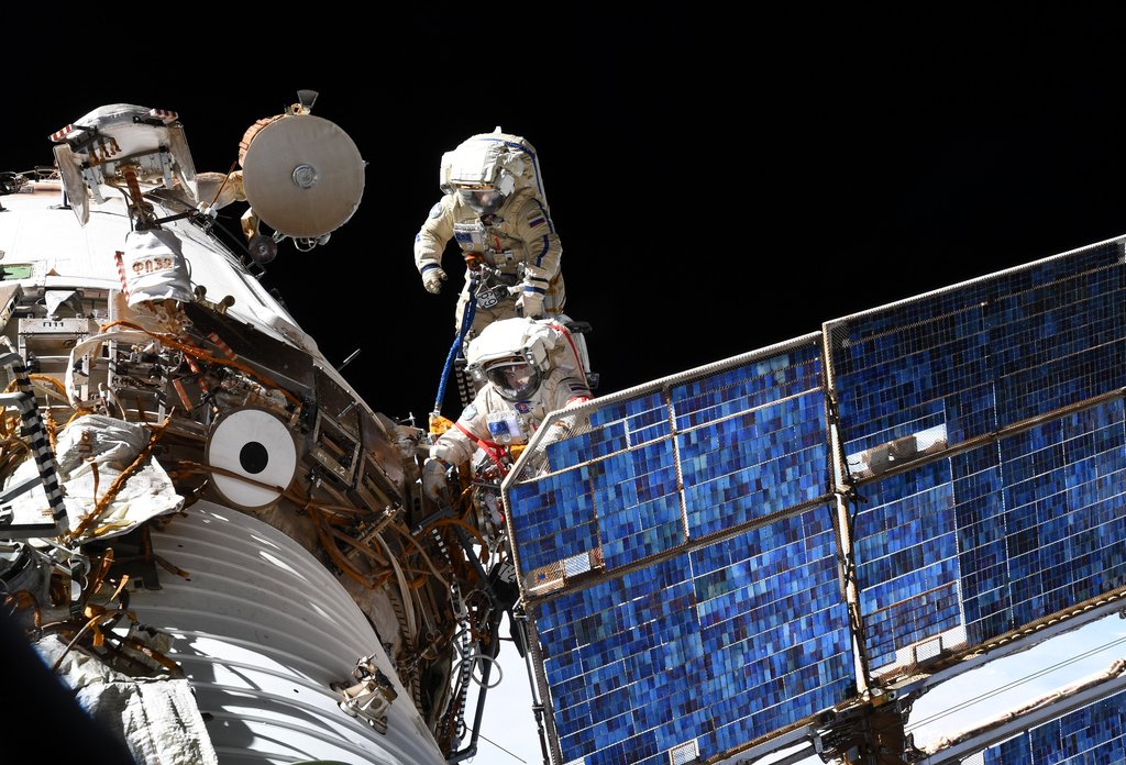 Первый выход в открытый космос Сергея Прокопьева снимала астронавт НАСА