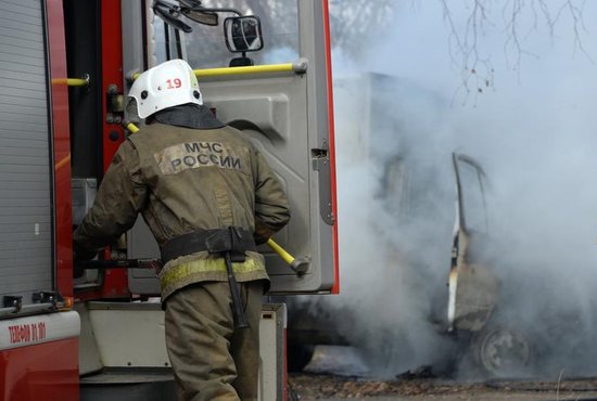 На место происшествия выехали семь спасателей на двух пожарных машинах. Фото: Павел Ворожцов